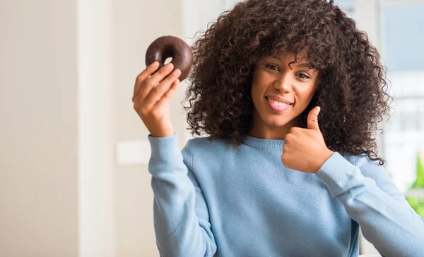 Unga Afroamerikanska Kvinnan Innehav Chocolate Donut Hem Nöjd Med Stort — Stockfoto