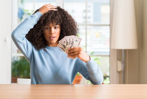 African American Woman Holding Dollar Sedlar Stressad Med Handen Huvudet — Stockfoto