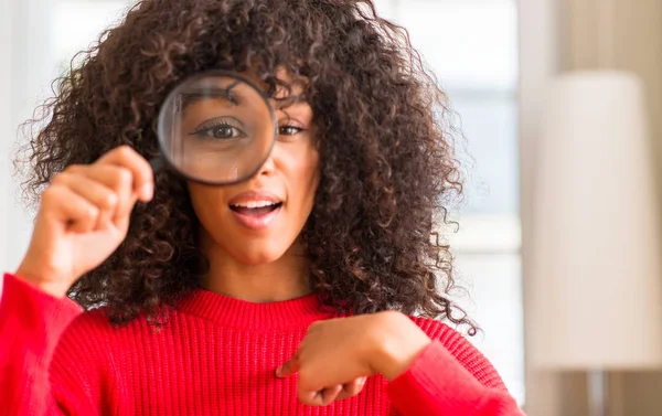 Nieuwsgierig Afrikaanse Amerikaanse Vrouw Zoek Vergrootglas Met Verrassing Gezicht Wijzende — Stockfoto