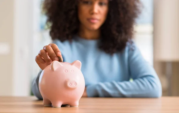 African American Vrouw Bespaart Geld Piggy Bank Met Een Vertrouwen — Stockfoto