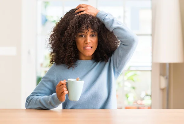 Femme Afro Américaine Tenant Une Tasse Café Maison Stressée Avec — Photo