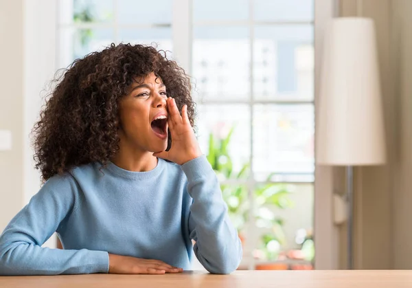 Mujer Afroamericana Casa Gritando Gritando Fuerte Lado Con Mano Boca — Foto de Stock