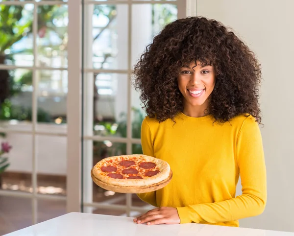 Afrikanisch Amerikanische Frau Bereit Leckere Pfefferoni Pizza Hause Essen Mit — Stockfoto