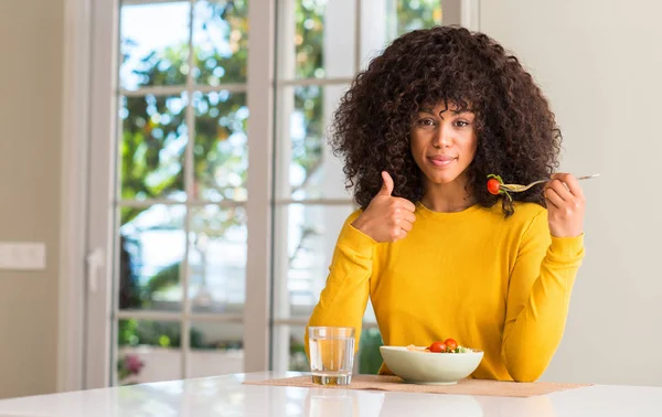 Africano Americano Mulher Comendo Salada Macarrão Feliz Com Grande Sorriso — Fotografia de Stock