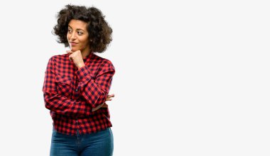 Soru ve şüphe ifade etmek acımak yüz ile düşünceli düşünme güzel Arap kadın. Çözüm düşünün