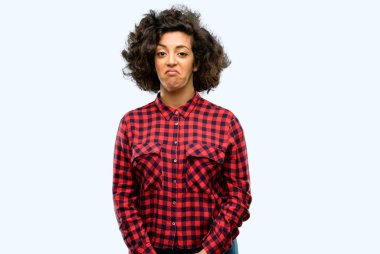 Şüpheci ve memnun göz güvensizlik, şüphecilik ve şüphe ifade olan güzel Arap kadın