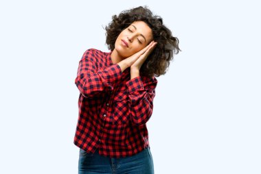 Yorgun ve bıkkın, güzel Arap kadın yorgun bir uzun gün overworking nedeniyle