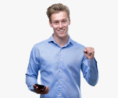 Duygu tezahürat gurur çığlık ve zafer ve başarı çok heyecanlı, kutluyor smartphone kullanan genç yakışıklı sarışın adam