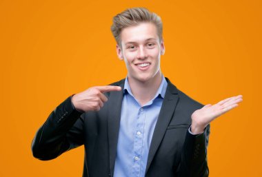 Genç yakışıklı sarışın iş adamı el ve parmak ile işaret çok mutlu