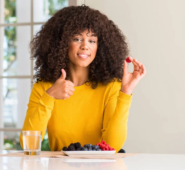 Femme Afro Américaine Mangeant Des Framboises Des Bleuets Maison Heureuse — Photo
