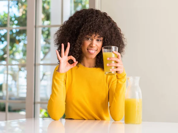 非洲裔美国妇女饮用健康果汁在家做 标志用手指 优秀标志 — 图库照片