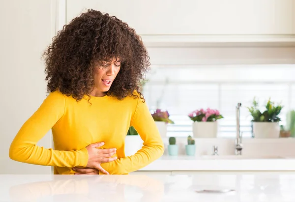 Mujer Afroamericana Con Suéter Amarillo Cocina Con Mano Estómago Porque — Foto de Stock