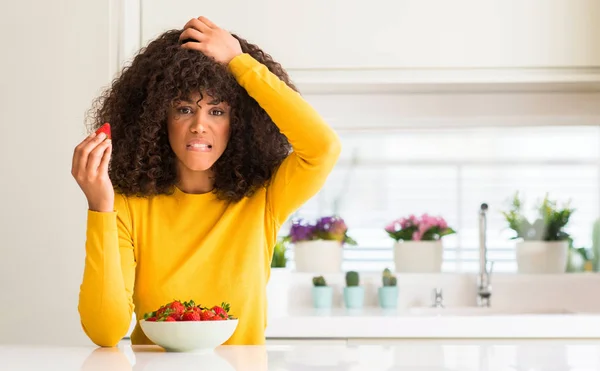 Afrikanische Amerikanerin Die Hause Erdbeeren Isst Gestresst Mit Der Hand — Stockfoto