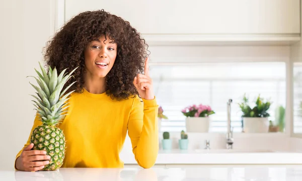 Afrikanisch Amerikanische Frau Und Ananas Tropischen Früchten Überrascht Mit Einer — Stockfoto