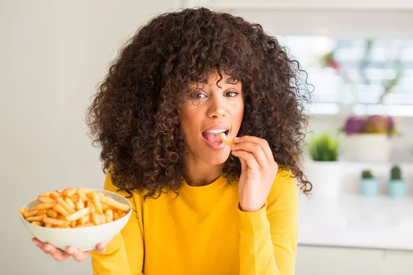 Mujer Afroamericana Sosteniendo Plato Con Papas Fritas Casa Con Una — Foto de Stock