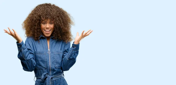 African American Vrouw Draagt Blauwe Jumpsuit Blij Verrast Juichen Waarin — Stockfoto