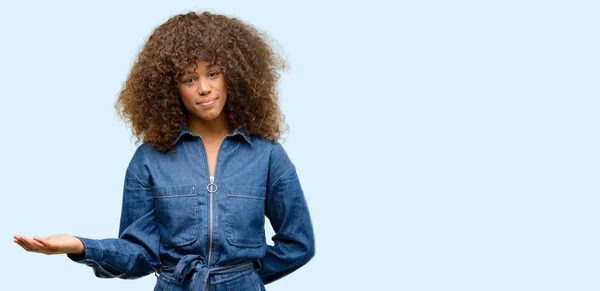 Africano Americano Mulher Vestindo Macacão Azul Confiante Feliz Com Grande — Fotografia de Stock