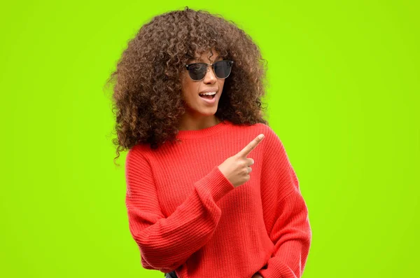 Mujer Afroamericana Con Gafas Sol Apuntando Hacia Lado Con Dedo —  Fotos de Stock