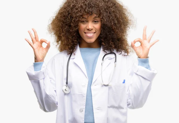 Mujer Doctora Afroamericana Profesional Médico Trabajando Haciendo Gesto Señal Aceptable —  Fotos de Stock