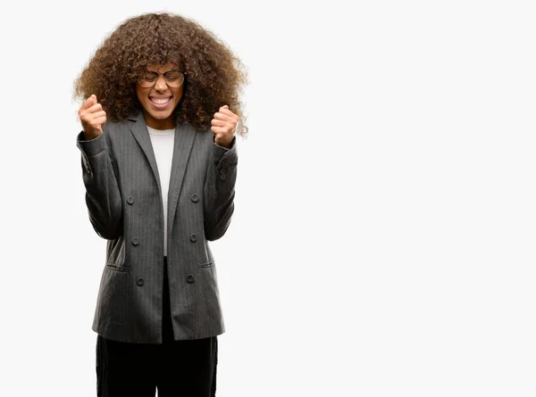 Mujer Negocios Afroamericana Con Gafas Emocionadas Por Éxito Con Los —  Fotos de Stock