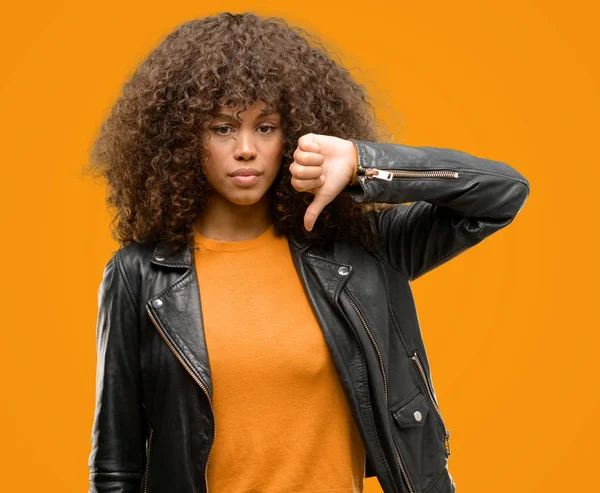 Mujer Afroamericana Usando Una Chaqueta Cuero Con Cara Enojada Signo —  Fotos de Stock