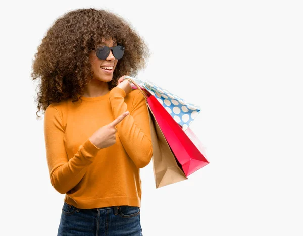 Mujer Afroamericana Sosteniendo Bolsas Compras Muy Feliz Señalando Con Mano — Foto de Stock