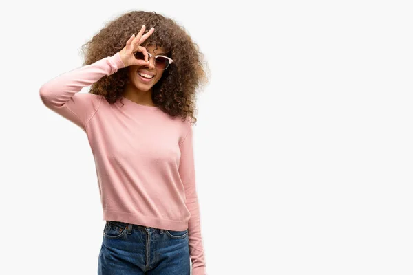 African American Woman Wearing Pink Sunglasses Doing Gesture Hand Smiling — Stock Photo, Image