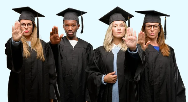 教育理念 大学毕业生妇女和人群对不良态度的不满使手停止手势 表示安全 防守或限制 也许推 — 图库照片
