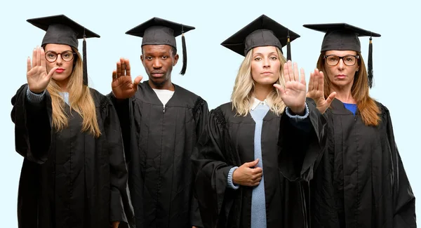 Concept Éducation Femme Diplômée Université Groupe Hommes Agacés Avec Une — Photo