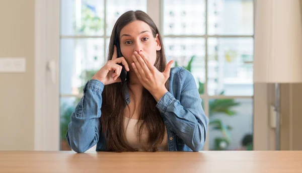 Wanita Muda Yang Menggunakan Smartphone Menutup Mulut Dengan Tangan Terkejut — Stok Foto