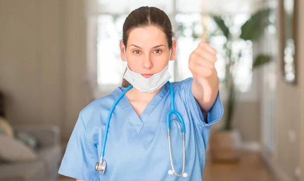 Junge Krankenschwester Mit Maske Und Stethoskop Mit Wütendem Gesicht Negatives — Stockfoto