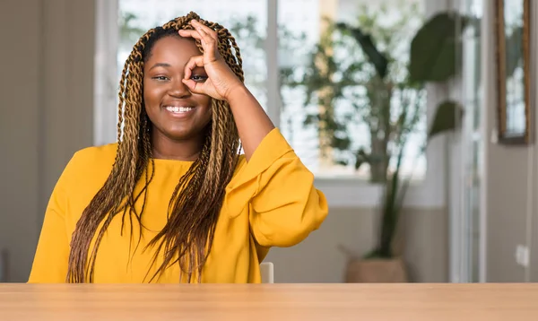 Afroamericano Donna Casa Con Felice Faccia Sorridente Facendo Segno Con — Foto Stock