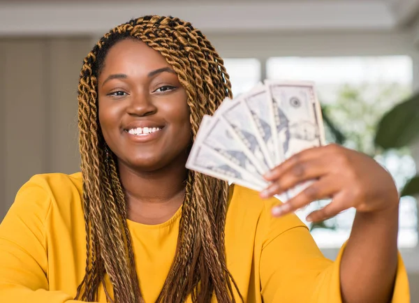 Африканская Американка Держит Доллары Счастливым Лицом Стоя Улыбаясь Уверенной Улыбкой — стоковое фото