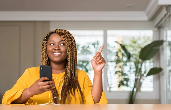 Αφρικανική Αμερικανική Γυναίκα Χρήση Smartphone Ακουστικά Έκπληξη Μια Ιδέα Θέμα — Φωτογραφία Αρχείου