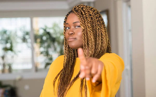 Mujer Afroamericana Casa Señalando Con Dedo Cámara Signo Mano Gesto — Foto de Stock