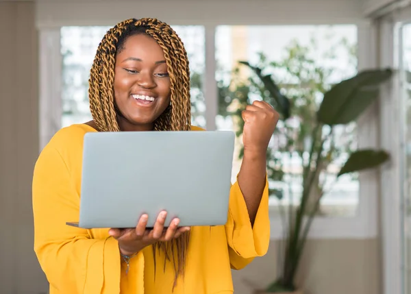 Mulher Afro Americana Com Laptop Gritando Orgulhoso Celebrando Vitória Sucesso — Fotografia de Stock