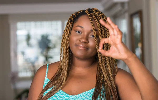 Afrikanisch Amerikanische Frau Hause Lächelt Positiv Und Tut Zeichen Mit — Stockfoto