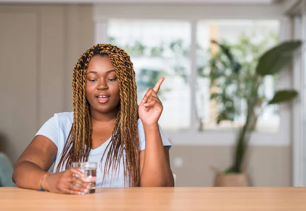 Africano Americano Mulher Água Potável Surpreendido Com Uma Ideia Pergunta — Fotografia de Stock