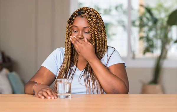 Donna Afroamericana Che Beve Acqua Coprire Bocca Con Mano Scioccata — Foto Stock