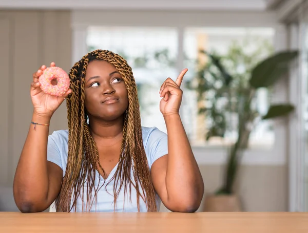 African American Woman Äta Munk Överraskade Med Idé Eller Fråga — Stockfoto
