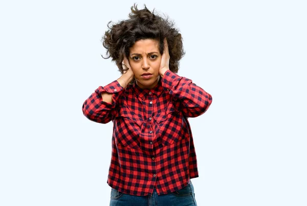 Mulher Árabe Bonita Cobrindo Ouvidos Ignorando Ruído Alto Irritante Conecta — Fotografia de Stock