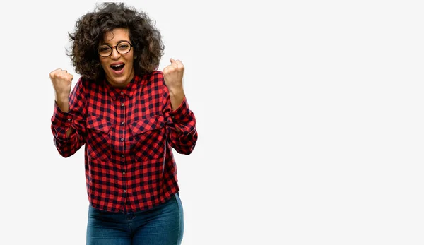 Mujer Árabe Hermosa Feliz Emocionada Celebrando Victoria Expresando Gran Éxito — Foto de Stock