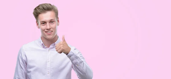 Jonge Knappe Blonde Man Blij Met Grote Glimlach Doen Teken — Stockfoto