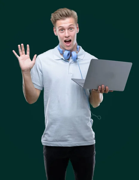 Jovem Homem Loiro Bonito Usando Laptop Muito Feliz Animado Expressão — Fotografia de Stock