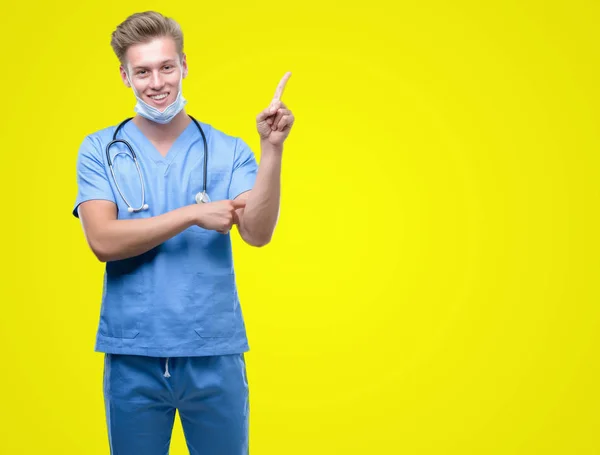 Junge Hübsche Blonde Ärztin Sehr Glücklich Zeigt Mit Der Hand — Stockfoto