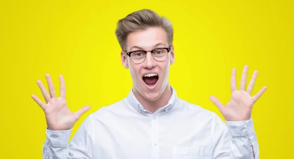 Junger Schöner Blonder Mann Der Verrückt Und Erstaunt Nach Erfolg — Stockfoto