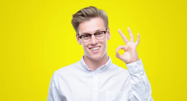 Homem Loiro Bonito Jovem Sorrindo Positivo Fazendo Sinal Com Mão — Fotografia de Stock