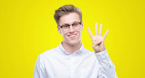 年轻英俊的金发男子显示和指向手指数字四 而微笑的信心和快乐 — 图库照片