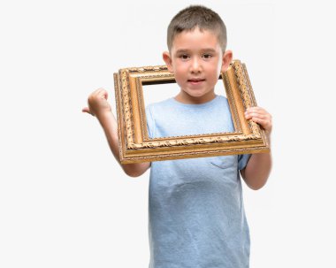 Koyu saçlı küçük çocuk el ve parmak ile yukarı dönük mutlu yüz gülümseyen ile çerçeve holding