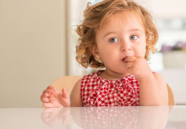 Evde şeker yemek mavi gözlü güzel sarışın çocuğun.